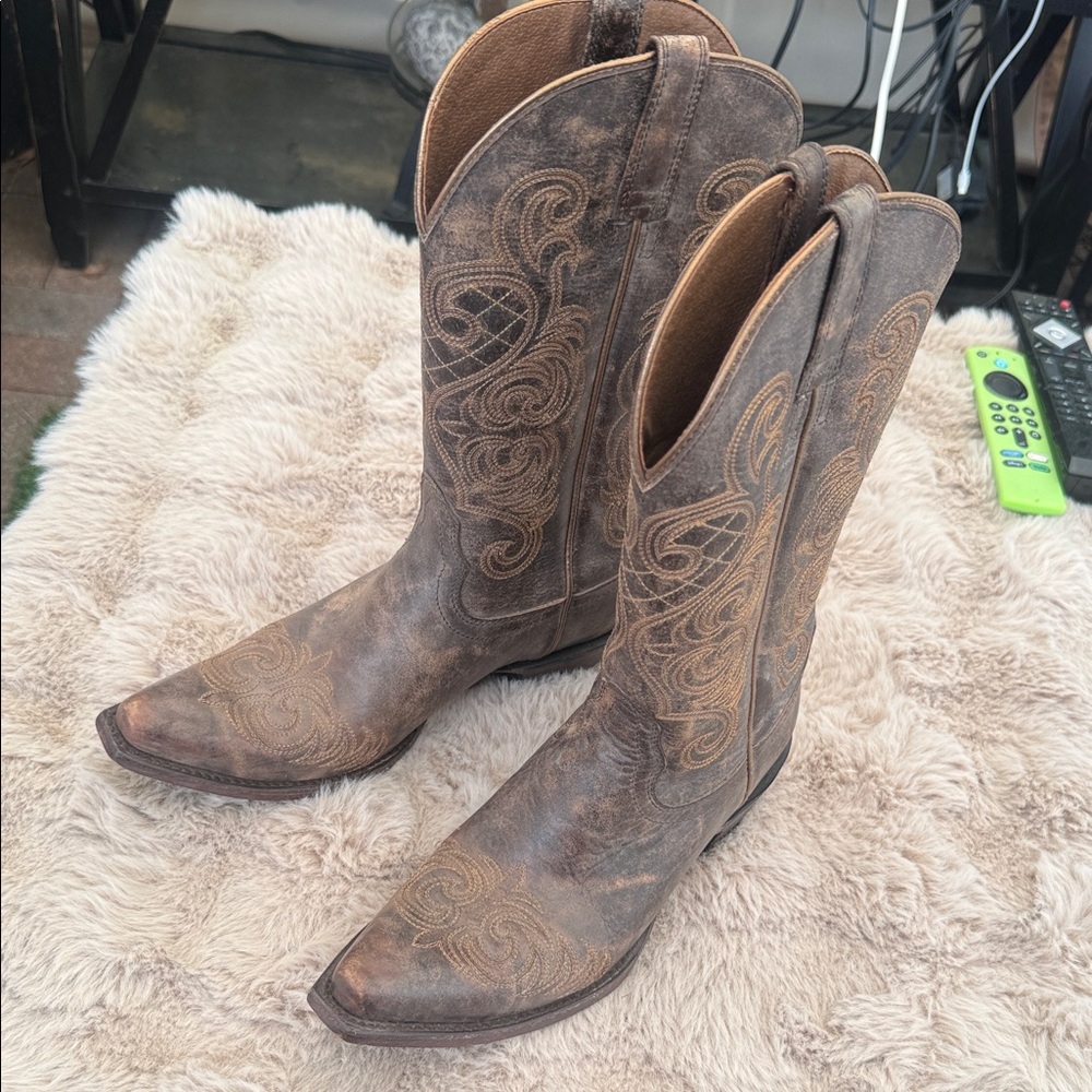 Ariat Distressed Brown Leather Embroidered Western Boots sz7.5